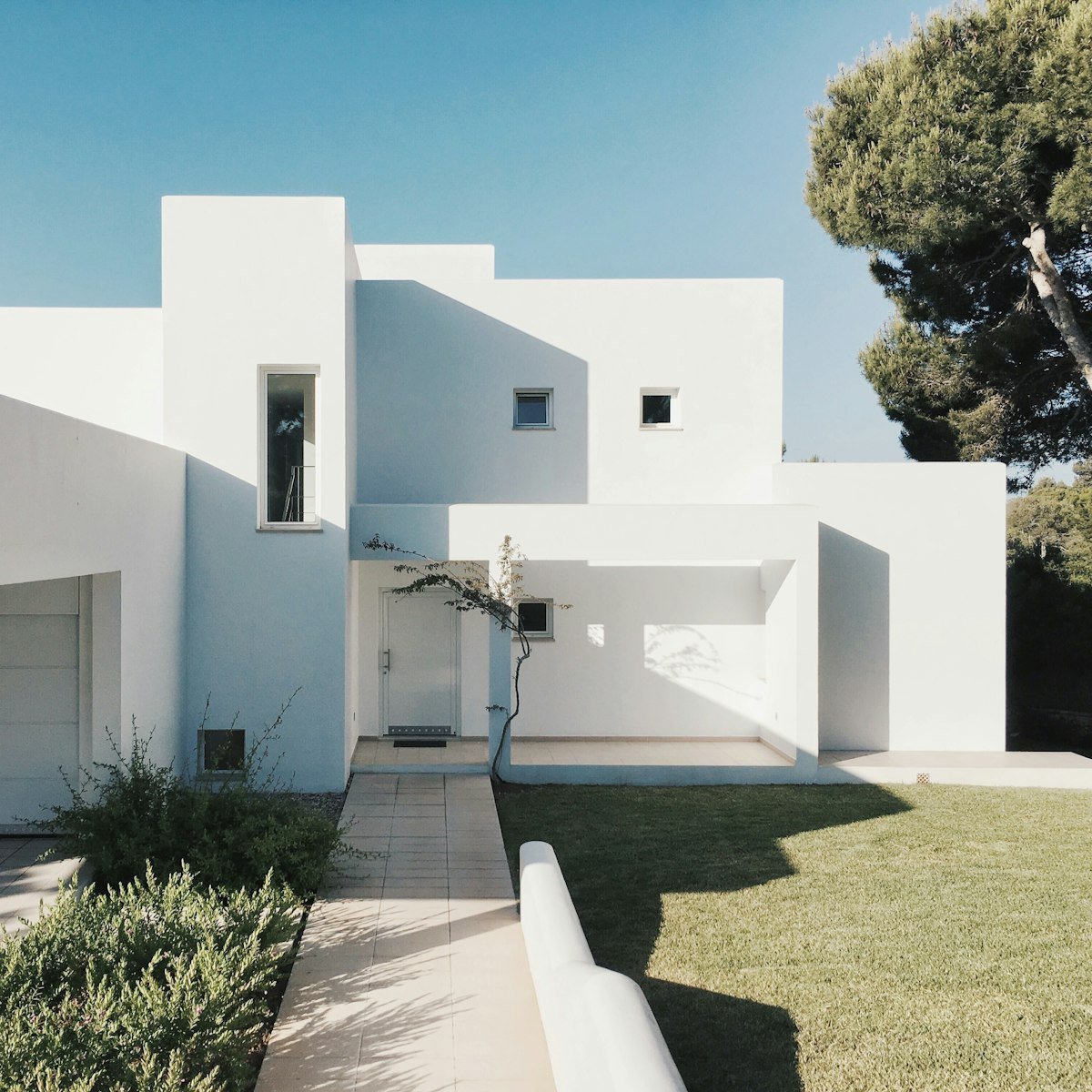 White coastal-modern Southern California home in bright daylight